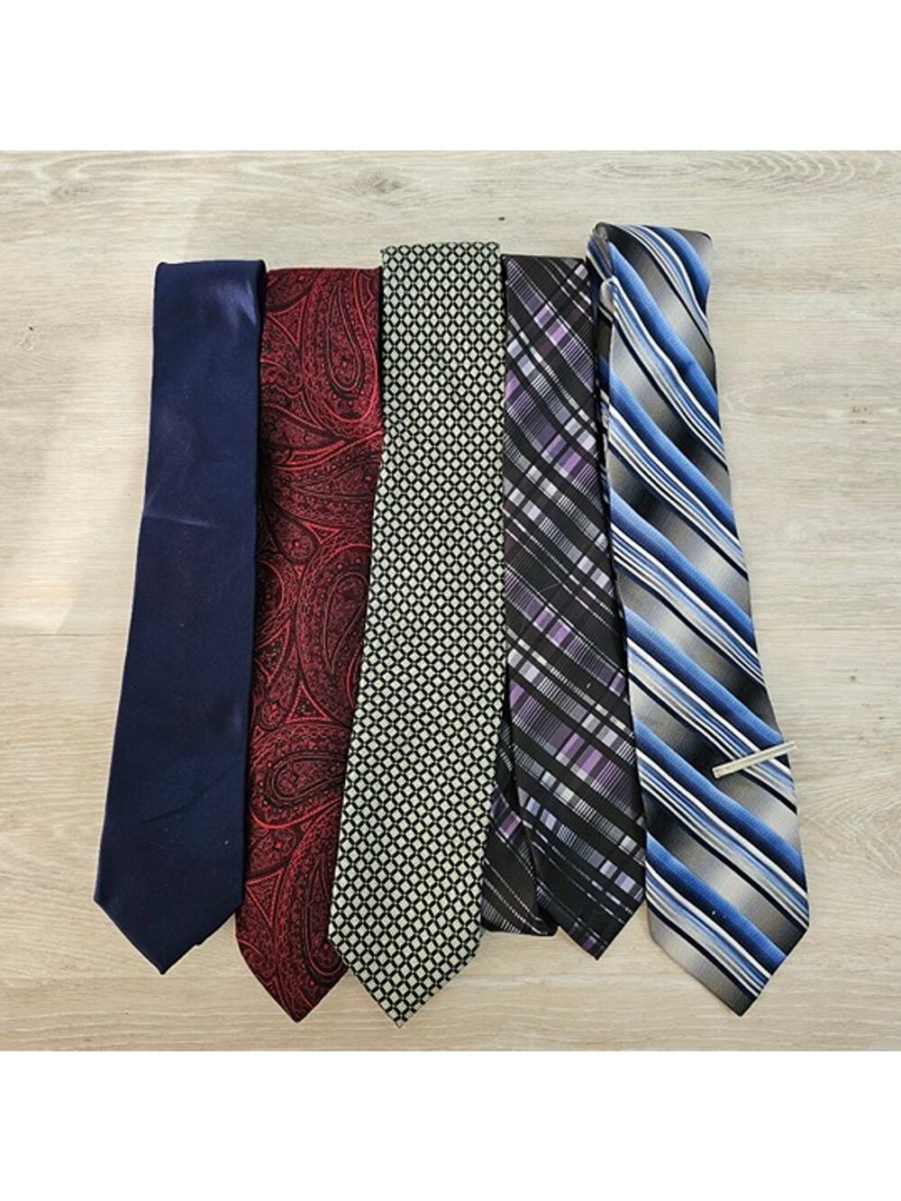 Set of 5 Men's Neckties Classic & Stylish Bundle of 5 with 1 Tie Clip